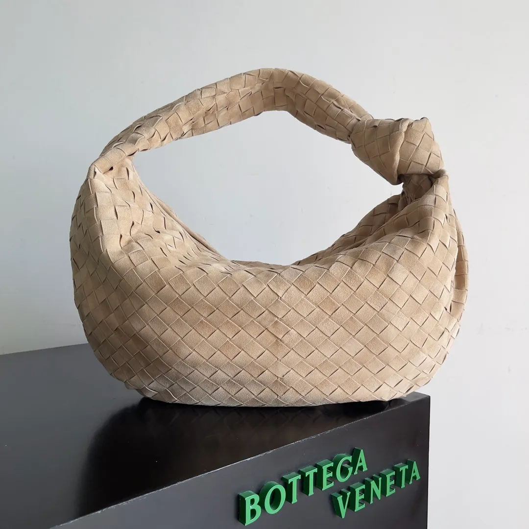 Batch 1960 #BV 𝗝𝗢𝗗𝗜𝗘# Street style’s new favorite fashionable large size 𝙟𝙤𝙙𝙞𝙚 It’s coming, it’s coming, it’s really coming! I have always thought that knitted BV is old-fashioned, until I met it - 𝙟𝙤𝙙𝙞𝙚, I realized that the original classic knitting elements and the new knot element design can be so fashionable! I have to admire Daniel Lee’s design talent! Large capacity to meet daily needs! Fashionable and versatile, it’s perfect for concave shapes, take it out to hit the streets! Size: 48*40*16 Style No. #600261